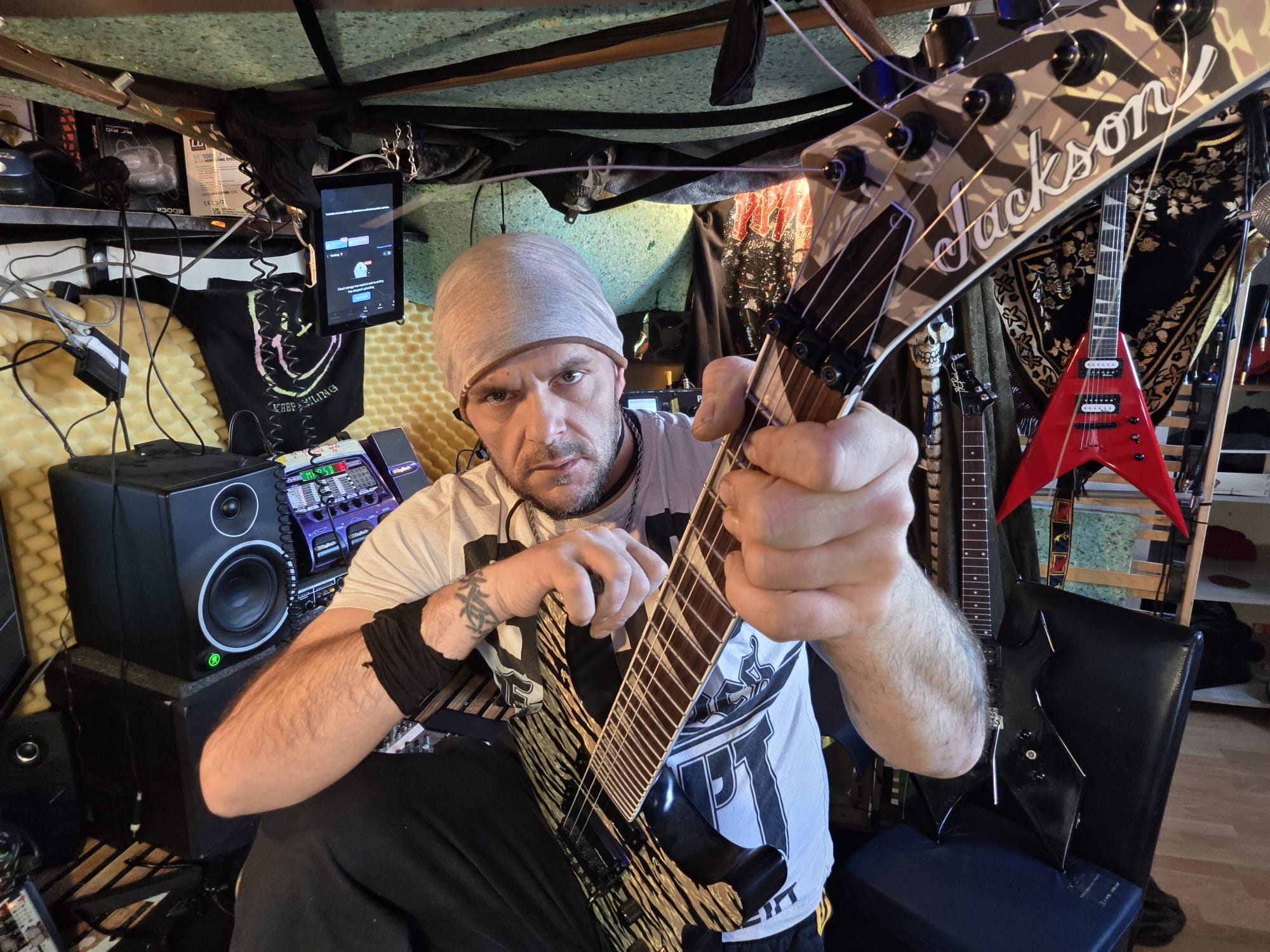 LIZZAAR in de studio met gitaar